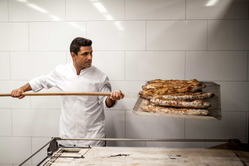 Handarbeit: Das Baguette wird in den Ofen geschoben.
