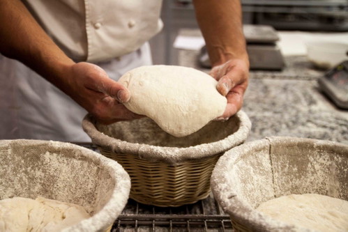 Julian Kutos war bei Ferrandi Paris zu Gast und wurde in die Geheimnisse der Brotbackkunst eingeführt. Im Bild: Brotteig wird zum Ruhen in Garkörbchen gelegt.