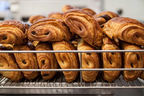 Pain au chocolat bereit zum Verzehr.