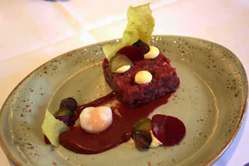 Signature Dish von »The Bank«: Rindertatar meets Labskaus.