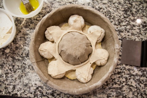 Die Brotspezialität Couronne Bordelaise vor dem Backen.