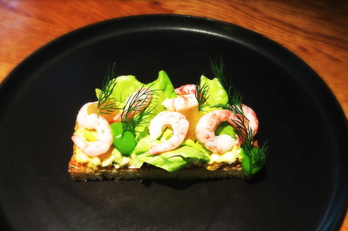 Signature Dish von »Haco«: Toast Skagen – Grönland Shrimps / Salat / Toast.