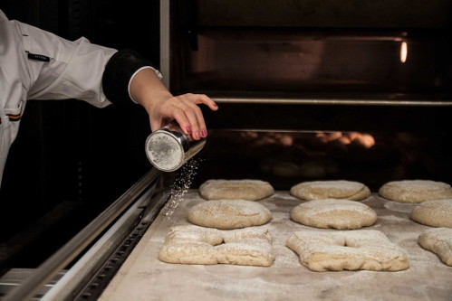 Das Pain de Campagne, ein rustikales Landbrot, wird vor dem Backen mit Mehl bestäubt.
