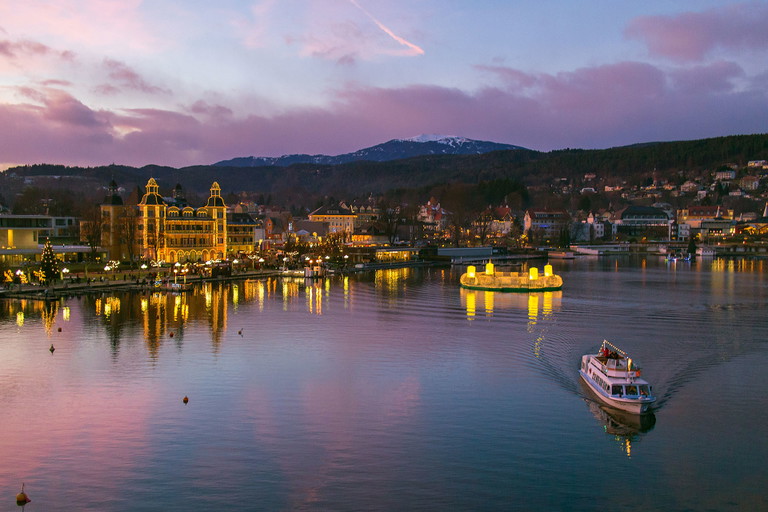 Ein Highlight: der schwimmende Adventkranz und das Adventschiff in Velden.&nbsp;