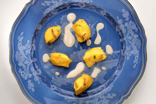 Agnolotti sind typisch für das Piemont: Im Restaurant des »Castello di Guarene« werden sie entsprechend stilvoll serviert.&nbsp;