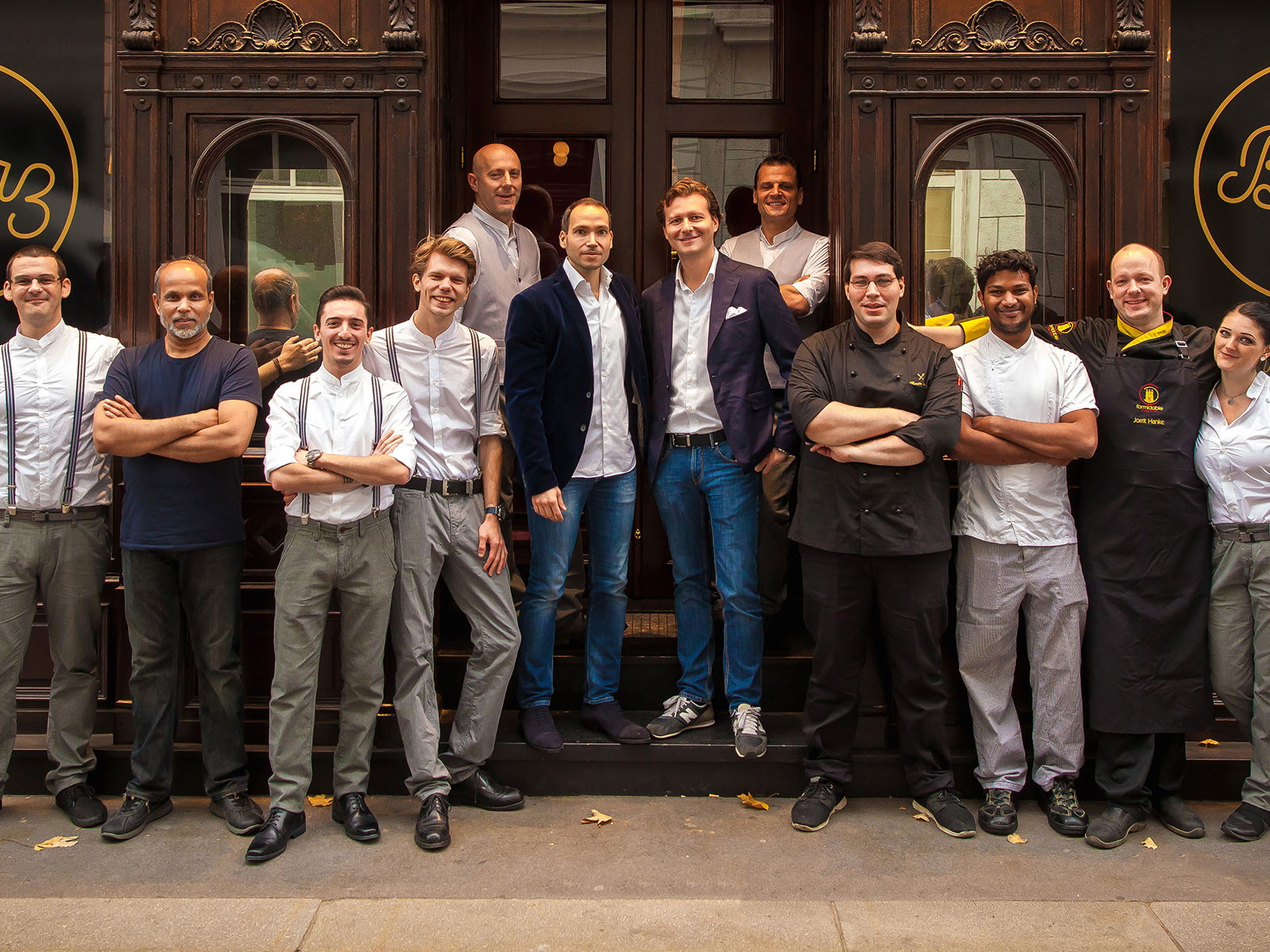 Sandro und André Gargiulo (Mitte) mit ihrem Team.