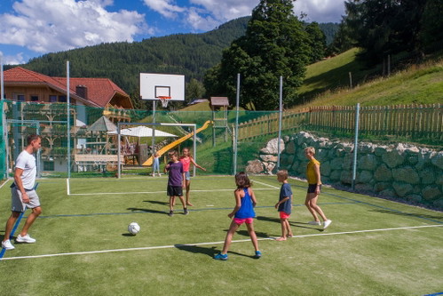 Ein eigener Sportplatz bietet viel Raum zum Spielen.