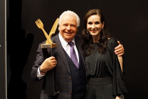 Eckart Witzigmann wurde der Ehrenpreis von Alexandra Gorsche, Geschäftsführerin Falstaff KARRIERE, übergeben.