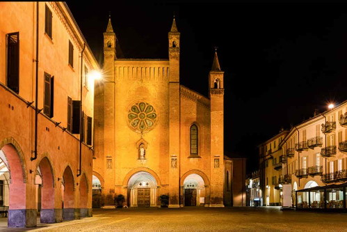 Der Domplatz von Alba bei Nacht.