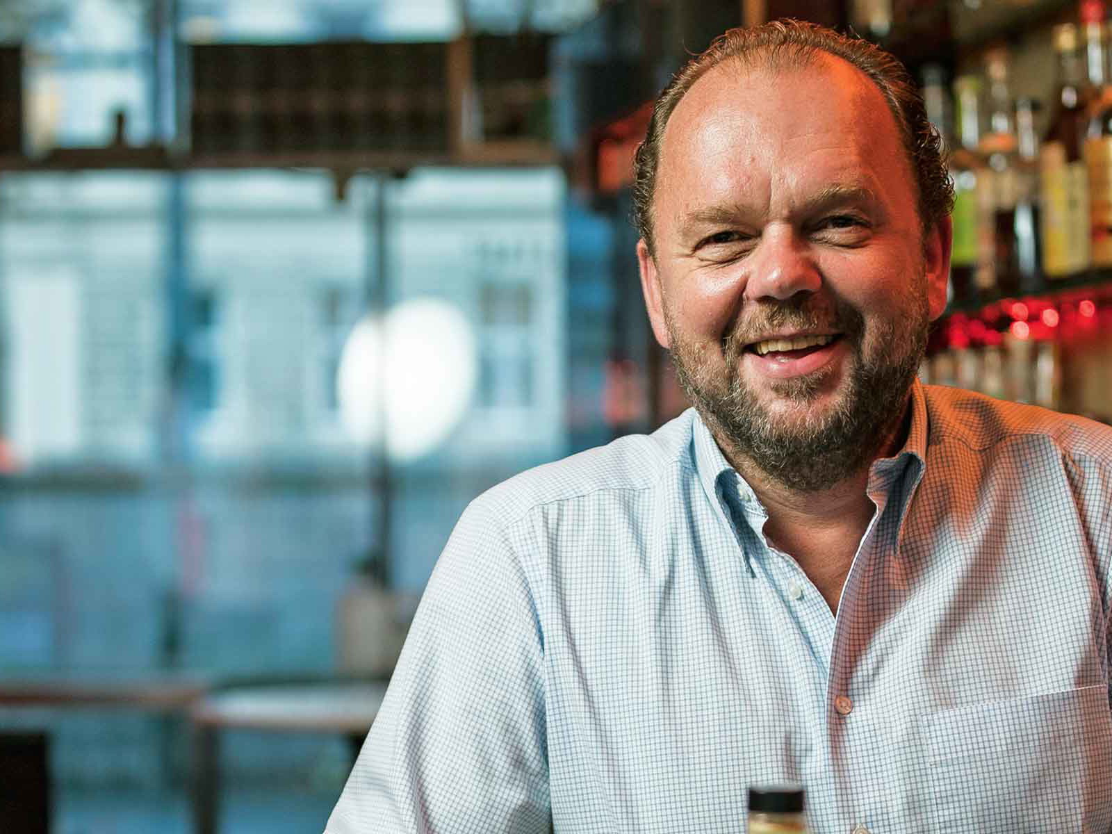 Erich Wassicek von der Bar »Halbestadt« ist so etwas wie der Grandseigneur der Wiener Barszene und versteht es als solcher auch, die Geschmäcker des Rums richtig in Szene zu setzen.