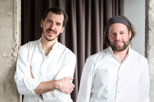 »Frischer Hirsch riecht nach Metall und Blut, aufgetauter fühlt sich an wie ein Lappen; den will man gar nicht anfassen.« Jan Maier und Tobias Becker, Sterneköche
