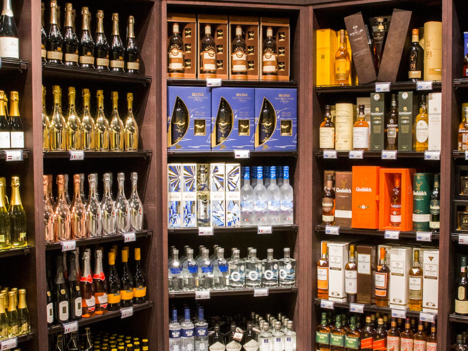 Auf mehr als 300 m2 Verkaufsfläche präsentiert das neue Gourmet-Outlet u.a. auch erlesene Champagner, Weine und ausgewählte Spirituosen.