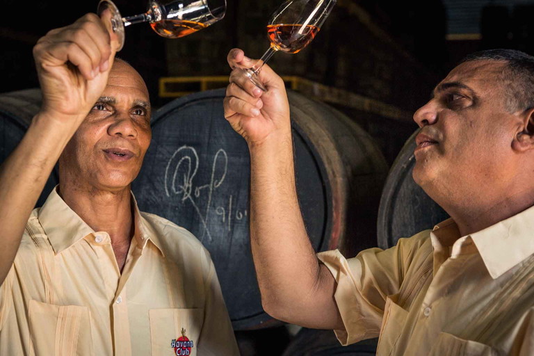 Die »Maestros« des Produzenten Havana Club beim Testen älterer Sorten.