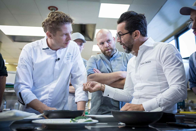 Martin Klein, Executive Chef im Ikarus (l.) und Gastkoch&nbsp;Quique Dacosta (r.).