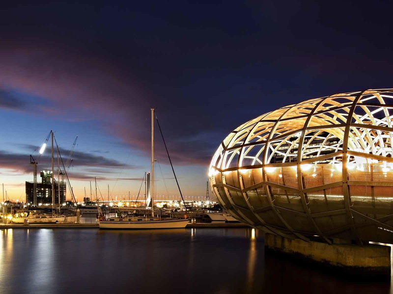 Eine Skultpur als Brücke: die atemberaubende Webb Bridge in den Docklands von Melbourne zählt zu den Wahrzeichen der Stadt.