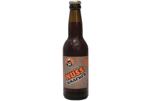 95 PUNKTE: NUSSKNACKER, Barley WineWenn dekantiert, ist das Bier kastanienbraun mit dünner, beigefarbener Borte. Das Aroma erklärt den Namen: Nussige und karamellige Düfte kommen aus diesem Ale, der Antrunk ist rund und süß, die Bittere von 65 Bittereinheiten gut dahinter verborgen. Brew Age &amp; Schwarz Bräu, Wien &amp; Krumbach; Braumeister: Johannes Kugler &amp; Gerald Schwarz