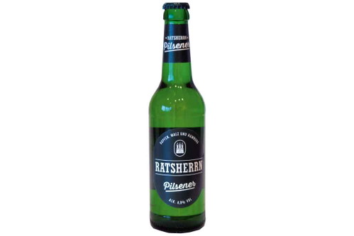 94 Punkte: RATSHERRN PILSENER, PilsHelles Goldgelb mit feinem Schaum. Intensives, an Heu und Kräuter erinnerndes Hopfenaroma. Schon im Antrunk herb, die Kohlensäure unterstützt diesen Eindruck. Für den Stil ziemlich vollmundig. Im Nachtrunk gerade die richtige Intensität an Hopfenbittere.&nbsp; Ratsherrn Brauerei, Hamburg; Braumeister: Thomas Kunst