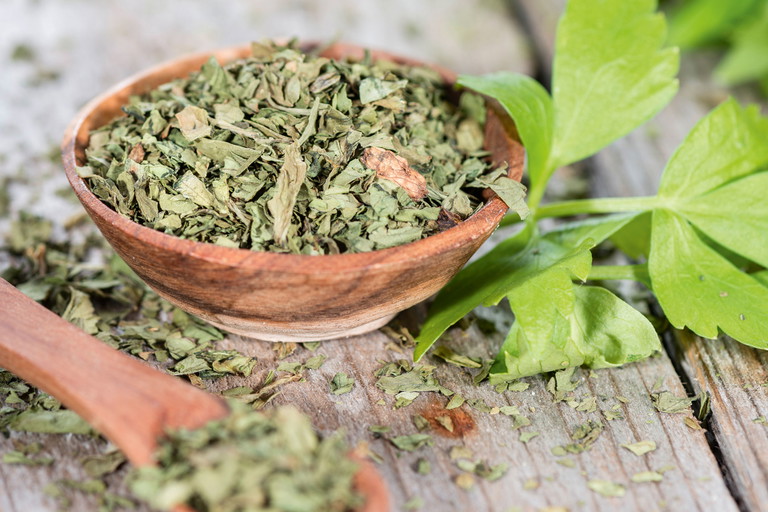 Werden gerne in Kärnten zu Schnaps verarbeitet: Kräuter aus dem Garten.