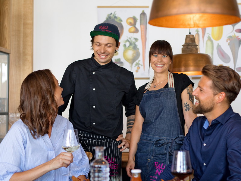 Sigi und Philipp Stummer präsentieren gastronomisch ihre Wurzeln – unkompliziert, bodenständig, aber mit hohem Qualitätsanspruch.