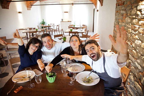Die »Osteria Veglio« mit Team in La Morra.