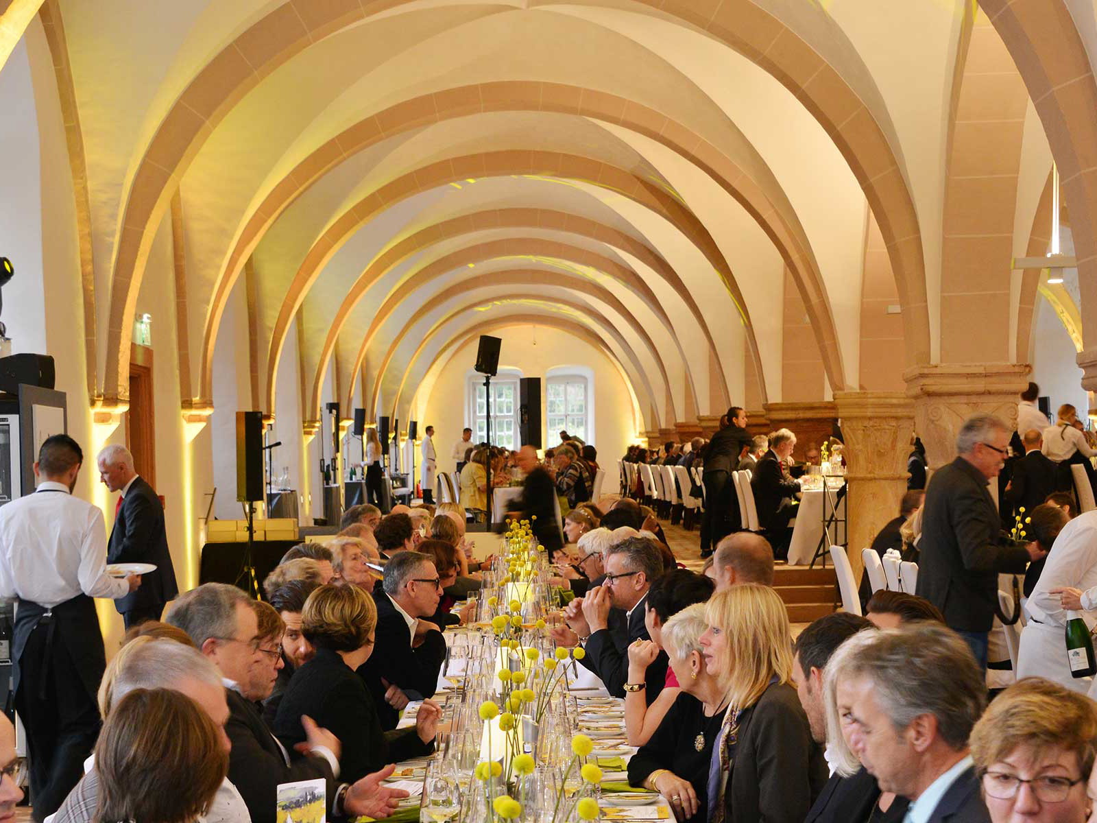 Die Gäste der Riesling-Gala im Laiendormitorium Kloster Eberbach.