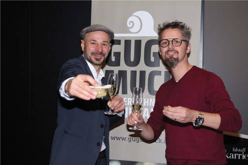 Andreas Gugumuck (Wiener Schnecken) und Star-Juror Rolf Caviezel aus der Schweiz.