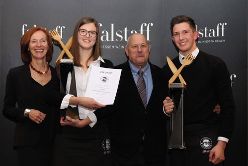 Birgit Wagner (Direktorin HLF Krems), Johanna Proschinger (Platz 2 Service), Martin Pühringer von Güde-Solingen Messer, Simon Trinkler (Platz 1 Service).