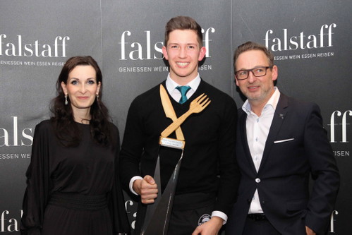 Alexandra Gorsche (Geschäftsführerin Falstaff Karriere) und Heimo Jessenko (Falstaff Karriere) mit dem Gewinner der Kategorie Service, Simon Trinkler.