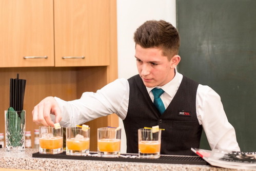 Simon Trinkler, Sieger im Bereich Service, während der Cocktail-Challenge. 