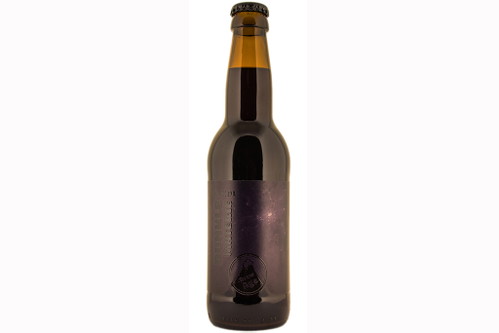 90 PUNKTE: DUNKLE MATERIE, Cascadian DarkSchwarz mit beigem Schaum und einem Aroma, in dem grüner Hopfen einen leichten Röstton überlagert. Erfrischend herb (65 Bittereinheiten!) schon im Antrunk, der Hopfen stets deutlicher als der Malzcharakter. Keine wahrnehm-bare Süße, gerade nur vollmundig. Trocken im Nachtrunk.Brew Age, Wien; Braumeister: Johannes Kugler