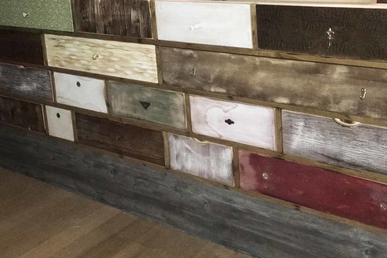 Vorschau auf »Herbert's Bar«, Detailansicht der Tresen-Front