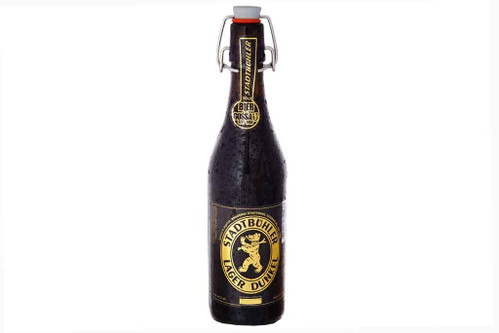 91 Punkte: LAGER DUNKEL, Dark LagerSchwarz, gut haftender beiger Schaum. Geröstetes Malz, Melasse und Schokolade in der Nase. Gewürzhafter, malziger, aber nicht süsser Antrunk. Schlanker Körper. Wenig wahrnehmbare Bittere. Der Nachtrunk wird wieder von einem leichten Röstmalzton bestimmt.&nbsp; Brauerei Stadtbühl, Gossau; Braumeister: Christiaan Krucker
