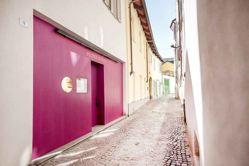 Der Eingang des ­berühmten »Piazza Duomo« am Dom­platz von Alba ist in einer Seitengasse, aber dennoch nicht zu übersehen.