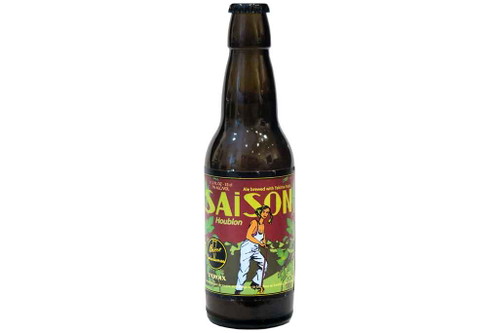 94 Punkte: SAISON HOUBLON, SaisonExtrem trübes Hellgelb, dichter weisser Schaum. Zitronenschale und leichte Säure in der Nase. Diese Säure schmeckt man auch erfrischend im Antrunk, hier kommt rasch der Eindruck von rosa Grapefruit dazu. Voller Körper mit etwas Restsüsse und einer fruchtigen Bittere im Nachtrunk.Brasserie Trois Dames, Ste-Croix Braumeister: Raphaël Mettler