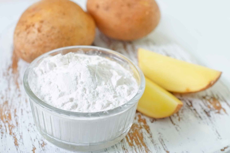 Für die richtige Konsistenz kann&nbsp;Maisstärke, Kartoffelstärke, Reisstärke oder einfach ein Stück Kartoffel verwendet werden.&nbsp;