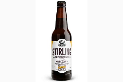 93 Punkte: STIRLING, California CommonHellbernstein, intensiver, gut haftender Schaum. Aromen von Maracuja, Grapefruit, Weihrauch. Fruchtiger, prickelnder und somit nicht unbedingt stilgerechter Antrunk. Sehr ausgeprägte Malznote mit leichter Süsse. Bescheidene Röstnoten, die die Bit­tere hin zum Nachtrunk begleiten. Nebuleuse Co., Renons; Braumeister: Kouros Ghavami