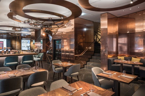 AïMit einem Investment in Millionen-Höhe setzte die »Kamp«-Investorengruppe ein zweistöckiges, exklusives Design-Restaurant mitten ins »Goldene Quartier«. Mit viel Aï (japanisch für »Liebe«) führt Sören Herzig die Küche im gleichnamigen Restaurant. Gekocht wird hier asiatisch mit stark japanischem Einschlag. Die Bar managt Isabella Lombardo, die man schon aus dem nahen »Fabios« kennt.Seitzergasse 6, 1010 WienDas Restaurant »Aï« in der Falstaff-Datenbank