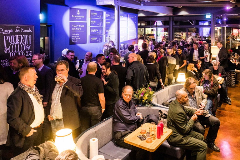 Full House bei der Eröffnung in Berlin.