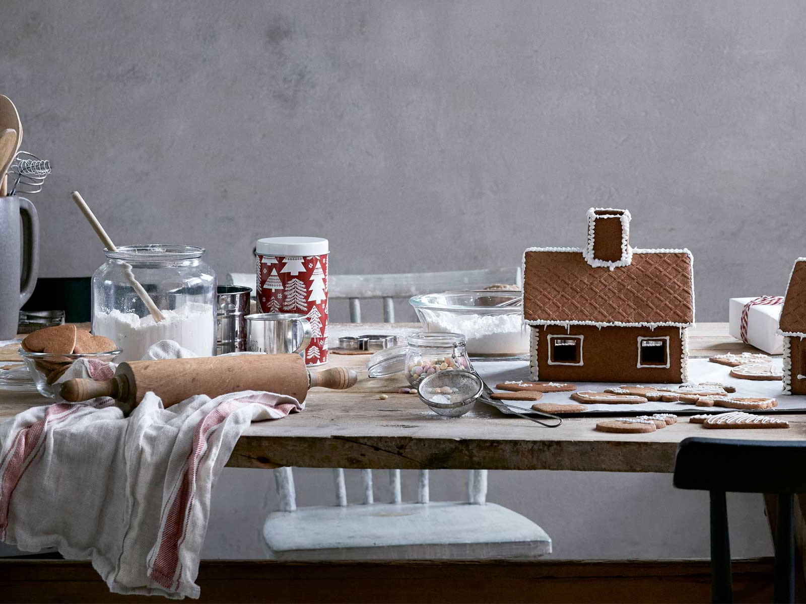 Zu Hause im Kreise der Familie lässt sich ein Lebkuchenhaus am besten zusammen basteln.