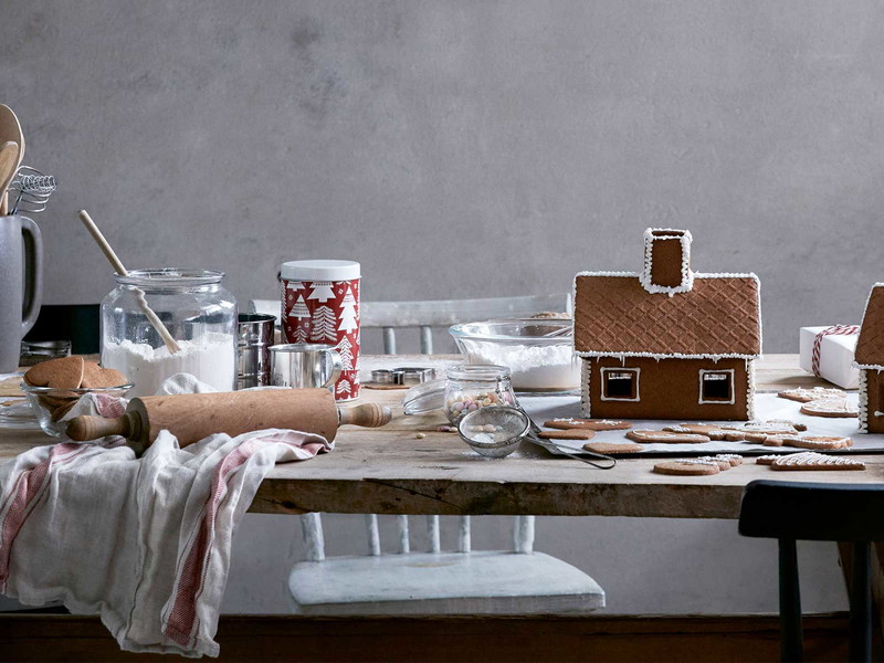 Zu Hause im Kreise der Familie lässt sich ein Lebkuchenhaus am besten zusammen basteln.