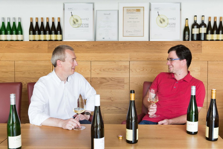 Vater Franz Leth und Franz jr. stoßen auf eine erfolgreiche Weinlese 2017 an.