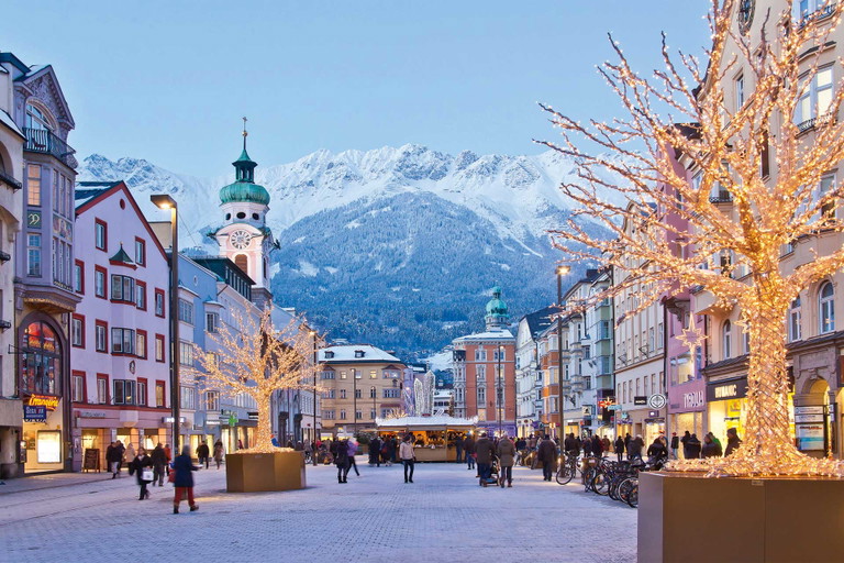 Am ältesten und größten Christkindlmarkt der Stadt vor dem goldenen Dach werden an mehr als 70 Ständen Kunsthandwerk und Christbaumschmuck angeboten.