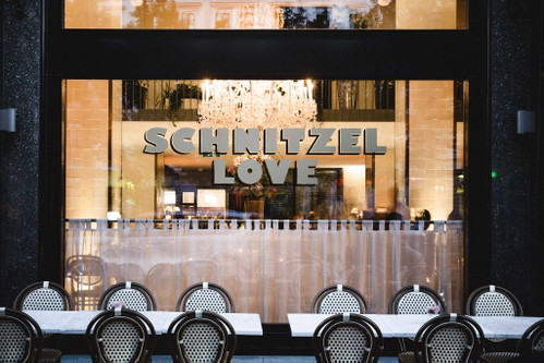 Meissl und SchadnIm Ringstraßenhotel Grand Ferdinand lässt man mit der Neu-Ausrichtung des Restaurants eine kulinarische Legende wiederauferstehen. Restaurantdirektor Toni Tossmann zelebriert Wiener Schnitzel – die Art des Fettes steht zur Wahl – und die traditionsreiche Rindfleischküche auf hohem Niveau. Schubertring 10–12, 1010 Wien