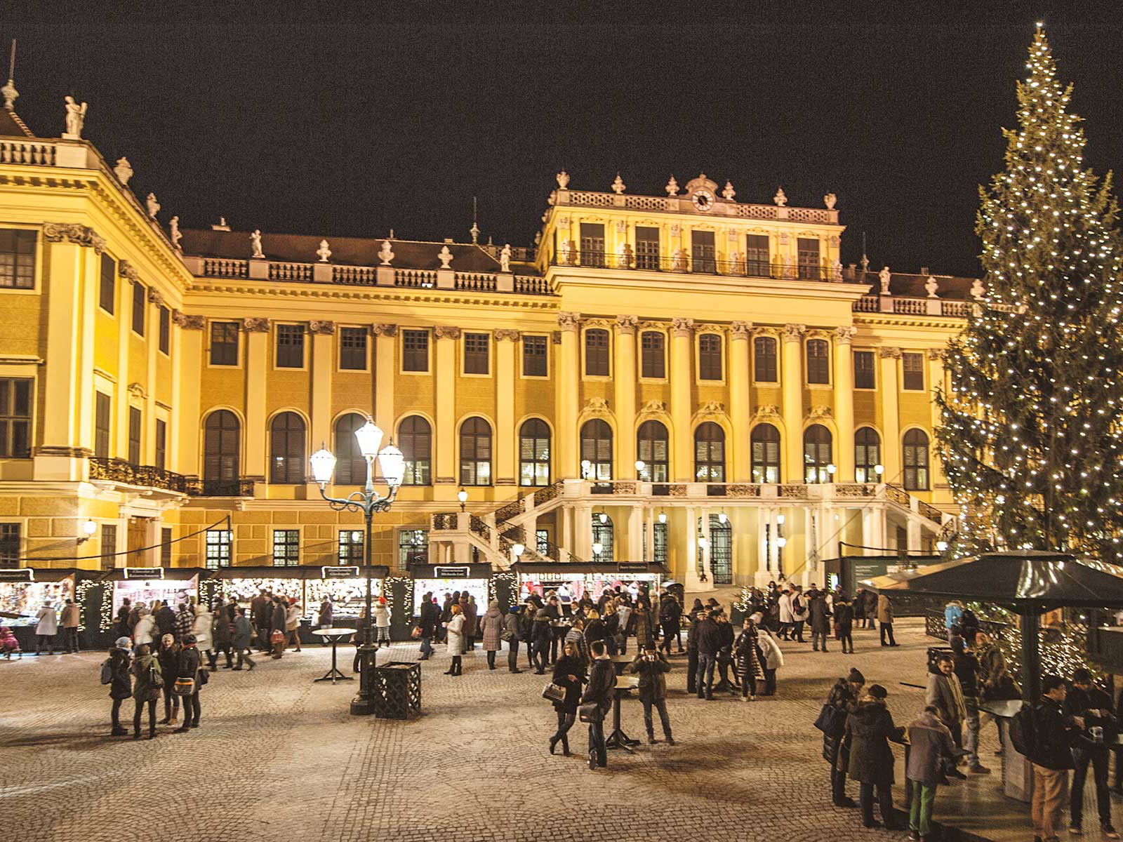 Der Christkindlmarkt im Schloss Schönbrunn ist jedes Jahr Besuchermagnet für Einwohner und Touristen.&nbsp;