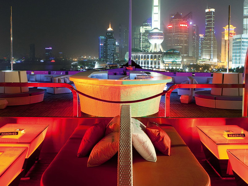 In der »Bar Rouge« wird gefeiert bis in den Morgen: Die Terrasse bietet einen sagenhaften Blick auf die Skyline der Stadt. 