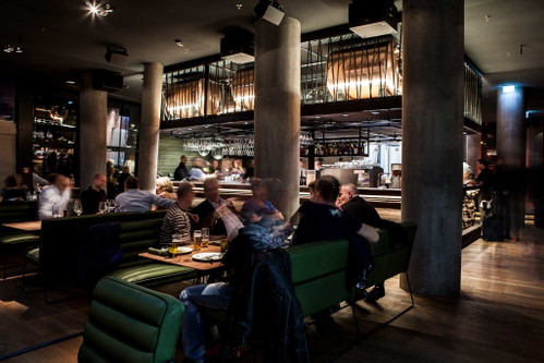 SpelunkeMit dem zweiten Restaurant der »Klee am Hanslteich«-Betreiber Moni Wlaschek und Werner Helnwein bekommt Wien seine erste Hafenkneipe. Die Lage am Wasser, im Gebäude des News-Verlags am Donaukanal, passt da schon mal, ebenso wie das Konzept mit dessen Umsetzung Alexander Pochlatko (Küche) und Marcus Philipp (Bar) betraut wurden. Zu den Signature Dishes zählen unter anderem Steckerlfisch und der Braten vom exzellenten »Ötscherblick«-Schwein.Taborstraße 1, 1020 WienDas Restaurant »Spelunke« in der Falstaff-Datenbank