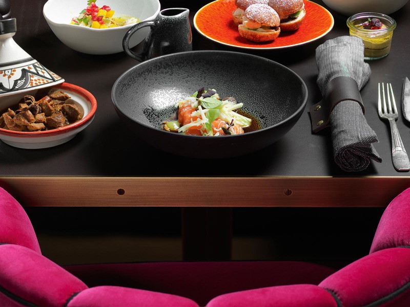Im «Widder Bar &amp; Kitchen» speist man mit eigens für das Restaurant gefertigten Messern auf Tischplatten aus Leder.