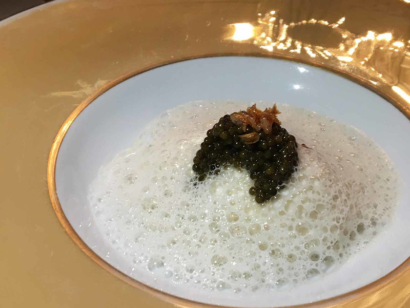 Hecht mit Kaviar und Beurre blanc.