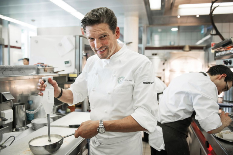 Im Restaurant «Überfahrt» kocht Christian Jürgens - der einzige Dreisternekoch in Bayern. Die Küche orientiert sich an französischen Trends, bringt aber auch deutsche Klassiker (Ochsen-schwanz, Rehbock) auf den Tisch. www.seehotel-ueberfahrt.com