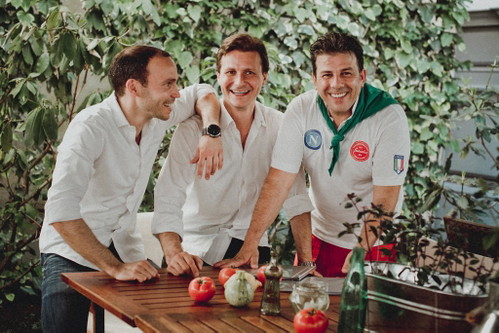 L’autentico Giardino Das »L’Autentico« im 19. Wiener Gemeindebezirk zählt nicht nur zu den beliebtesten Pizzerien des Landes, im Sommer eröffneten die Betreiber Sandro und André Gargiulo ihre zweite Dependance im dritten Bezirk. Geboten wird, wie gewohnt, authentische neapolitanische Pizza und italienische Küche mit hoher Produktqualität. Ums Eck eröffneten die Brüder kürzlich außerdem die Bar 3 und konnten dafür mit Stefan Hagelmüller und Dejan Trifunovic zwei Leistungsträger der Bar-Community verpflichten. Kulinarisch wird hier viel mehr als bloß Barfood geboten.Salesianergasse 23/4, 1030 WienDas Restaurant »L’Autentico Giardino« in der Falstaff-DatenbankIm Bild: Die Brüder Sandro und André Gargiulo mit Pizzaiolo Luigi Tesoro